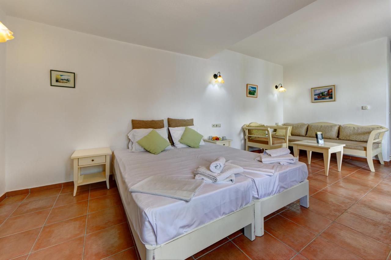 Mourtzanakis Residence - Traditional Eco Hotel In Achlada Exterior photo